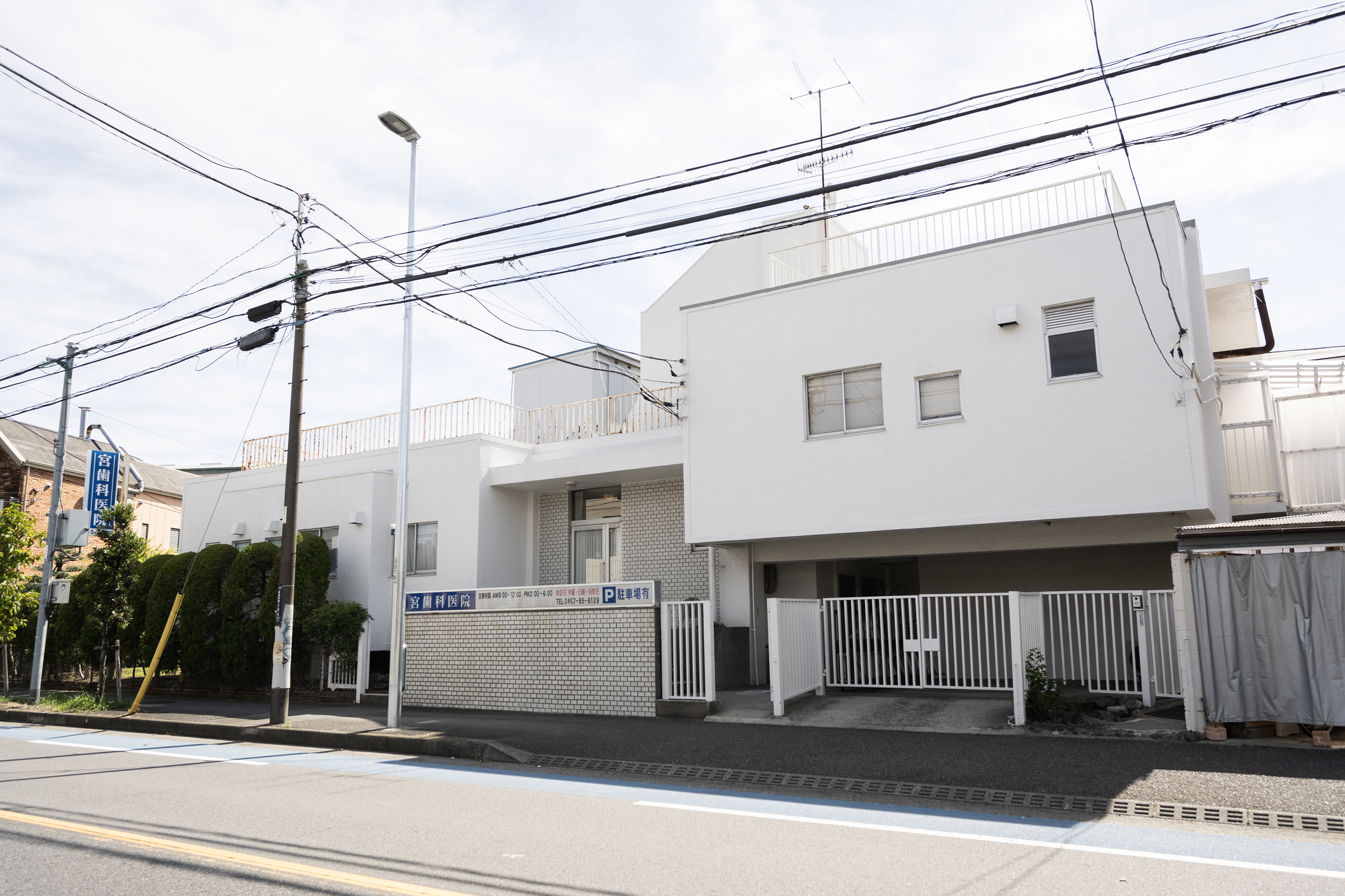 自然光が差し込む宮歯科医院の院内と庭